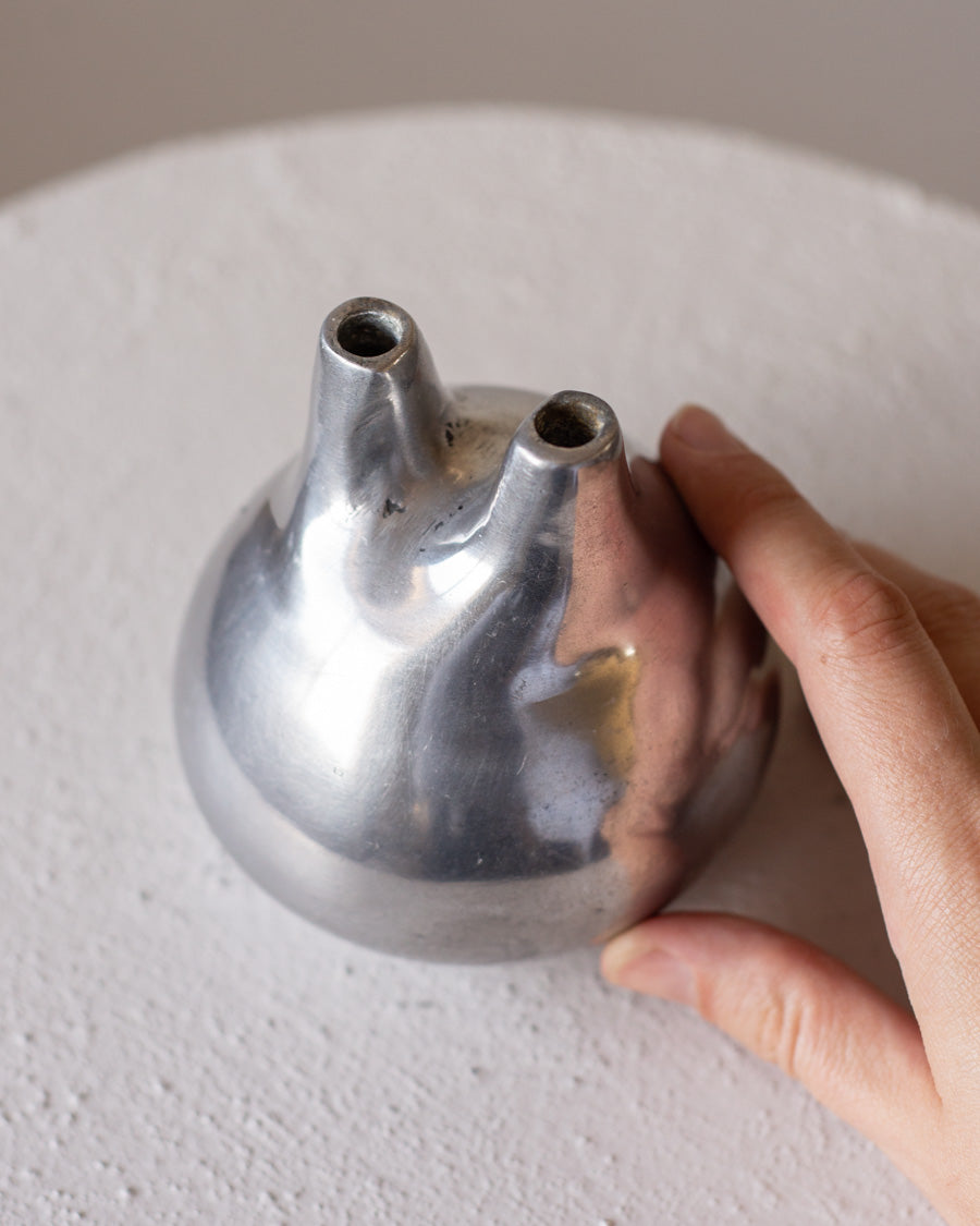 Mažytė skulptūriška metalinė vazelė