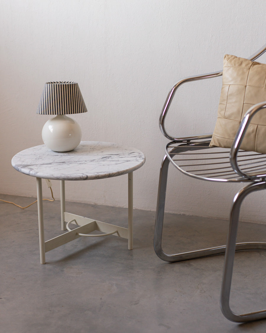 Šoninis staliukas su marmuriniu viršumi