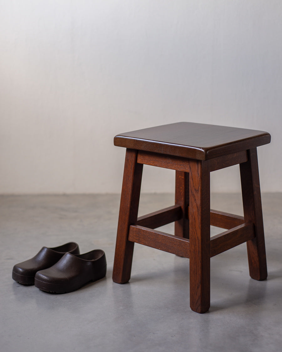 Vintažinė medžio masyvo taburetė