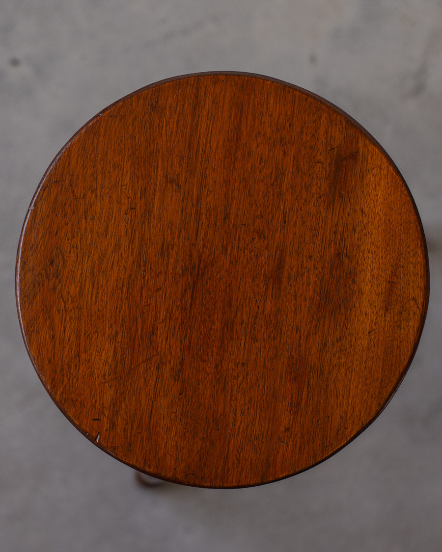 Vintažinis medžio masyvo apvalus staliukas